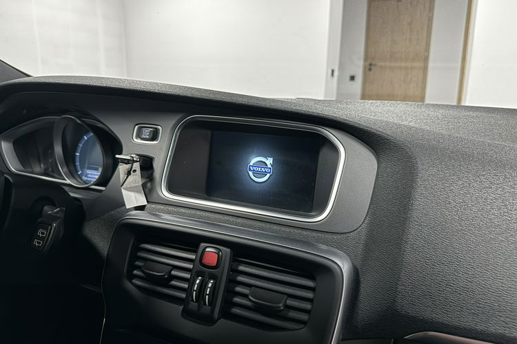 Volvo V40 2.0 Drive-E D3 150KM R -DESIGN Automat Navi GPS Sportsitze ALU19 BLACK zdjęcie 18
