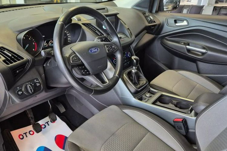Kuga Dobrze wyposażony Ford Kuga zdjęcie 9