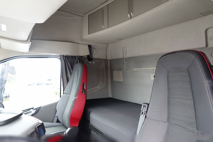 Volvo FH 460 / KLIMA POSTOJOWA / OPONY 100 % / PO KONTRAKCIE SERWISOWYM / SPROWADZONY zdjęcie 26