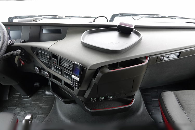 Volvo FH 460 / KLIMA POSTOJOWA / OPONY 100 % / PO KONTRAKCIE SERWISOWYM / SPROWADZONY zdjęcie 32
