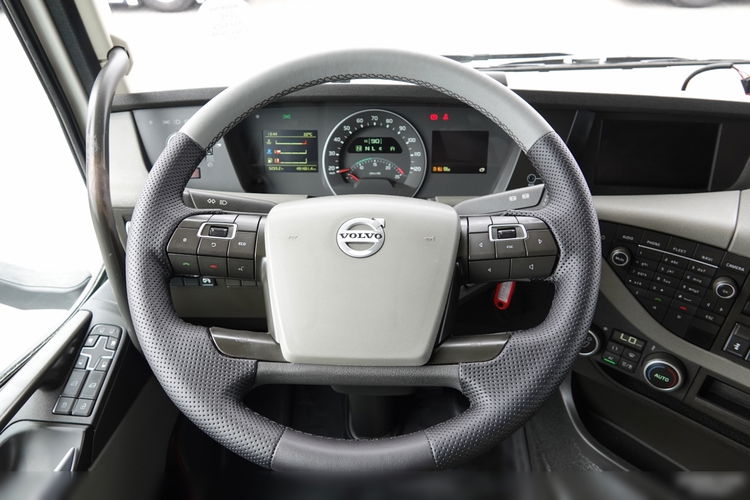 Volvo FH 500 / KLIMA POSTOJOWA / OPONY 100 % / PO KONTRAKCIE SERWISOWYM / SPROWADZONY zdjęcie 29