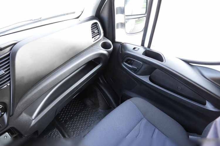 Iveco DAILY / 3.0D -180KM / CHŁODNIA / HAKÓWKA / AGREGAT THERMO KING / ZEWNĘTRZNA WTYKA / DMC: 3500 KG / 2019 ROK zdjęcie 37