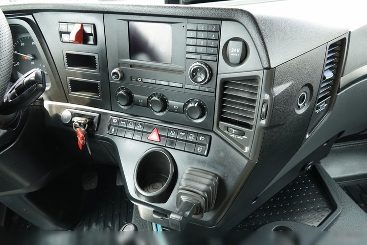 Mercedes AROCS 1851 /  4X4 / HYDRODRIVE / KOMPRESOR DO WYDMUCHU GARDNER  / HYDRAULIKA  / ADR / RETARDER / ALUFELGI / 2018 ROK / SPROWADZONY / PO KONTRAKCIE SERWISOWYM  zdjęcie 32