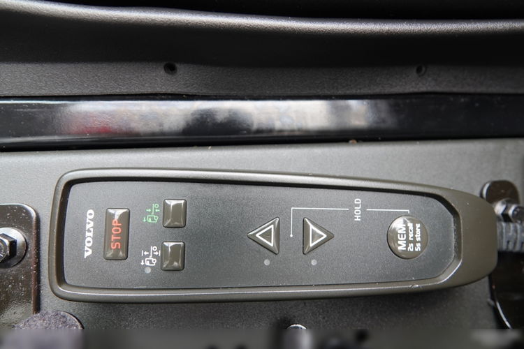 Volvo FH 16 / 650 / 6x2 / HYDRAULIKA / RETARDER / KLIMA POSTOJOWA / PUSHER / 3 OSIOWY CIĄGNIK SIODŁOWY / ALUFELGI SPROWADZONY / PO KONTRAKCIE SERWISOWYM zdjęcie 26