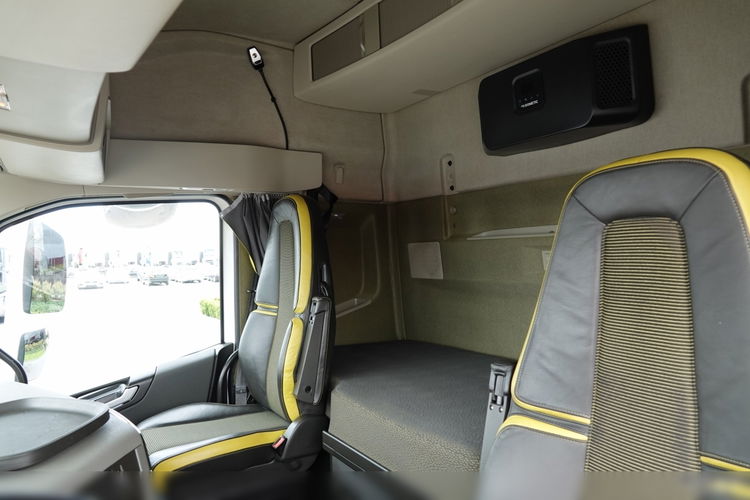 Volvo FH 16 / 650 / 6x2 / HYDRAULIKA / RETARDER / KLIMA POSTOJOWA / PUSHER / 3 OSIOWY CIĄGNIK SIODŁOWY / ALUFELGI SPROWADZONY / PO KONTRAKCIE SERWISOWYM zdjęcie 28