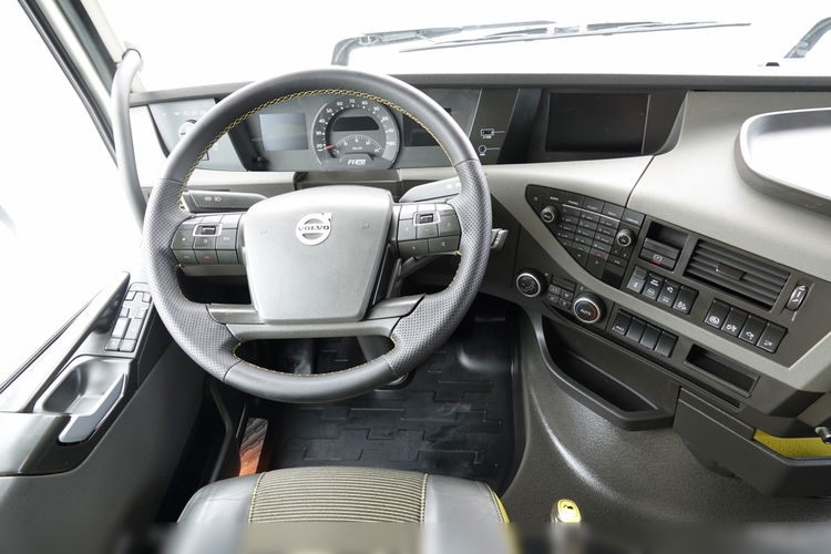 Volvo FH 16 / 650 / 6x2 / HYDRAULIKA / RETARDER / KLIMA POSTOJOWA / PUSHER / 3 OSIOWY CIĄGNIK SIODŁOWY / ALUFELGI SPROWADZONY / PO KONTRAKCIE SERWISOWYM zdjęcie 32