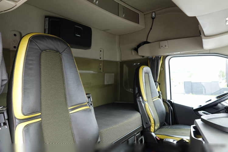 Volvo FH 16 / 650 / 6x2 / HYDRAULIKA / RETARDER / KLIMA POSTOJOWA / PUSHER / 3 OSIOWY CIĄGNIK SIODŁOWY / ALUFELGI SPROWADZONY / PO KONTRAKCIE SERWISOWYM zdjęcie 38