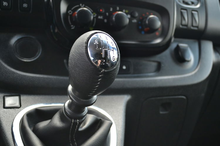 Opel Vivaro Parktronic Nawigacja 5osobowy Kamera cofania Zarejestrowany zdjęcie 18