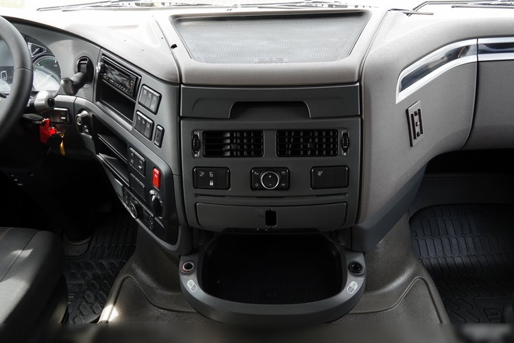 DAF XF 480 / SPACE CAB / 2018 R / SPROWADZONY / PO KONTRAKCIE SERWISOWYM zdjęcie 32