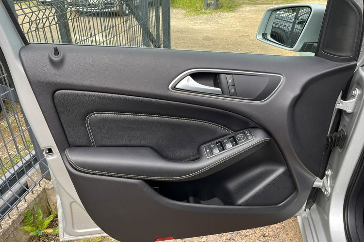 Mercedes B 180 1.6 1wł Klima Grzane Skóry Alu Navi Stan IDEALNY Bezwypadk Opłacony zdjęcie 17