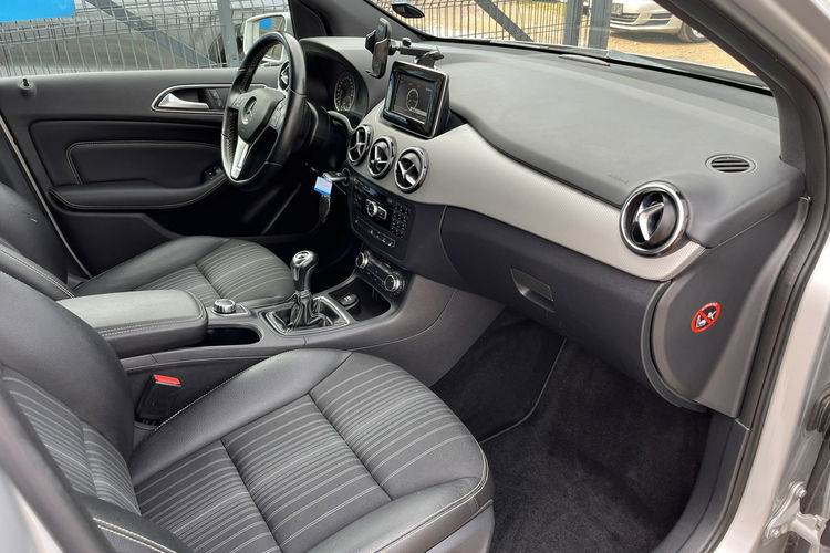 Mercedes B 180 1.6 1wł Klima Grzane Skóry Alu Navi Stan IDEALNY Bezwypadk Opłacony zdjęcie 24