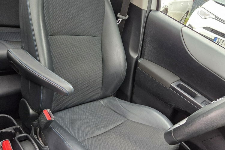 Toyota Yaris 1.5 HSD LED Alufelga Kamera Czujniki Skóra Panorama Ładny Stan zdjęcie 10