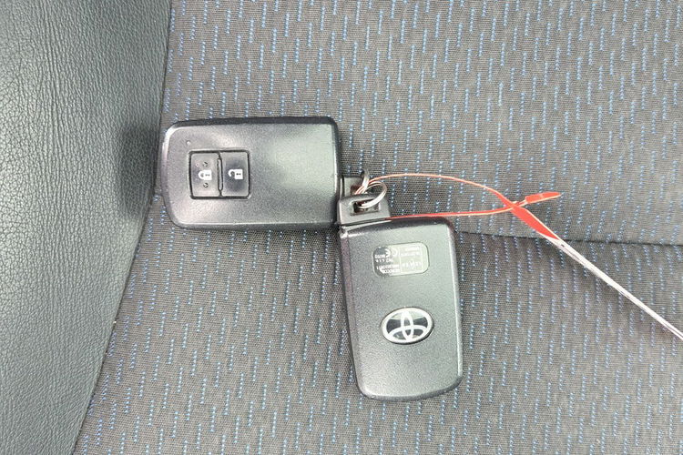 Toyota Yaris 1.5 HSD LED Alufelga Kamera Czujniki Skóra Panorama Ładny Stan zdjęcie 14