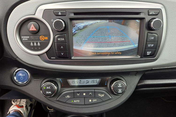 Toyota Yaris 1.5 HSD LED Alufelga Kamera Czujniki Skóra Panorama Ładny Stan zdjęcie 17