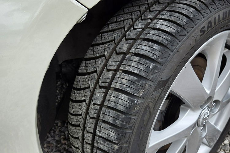 Toyota Yaris 1.5 HSD LED Alufelga Kamera Czujniki Skóra Panorama Ładny Stan zdjęcie 23