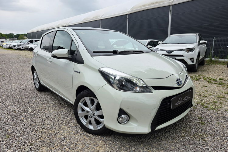 Toyota Yaris 1.5 HSD LED Alufelga Kamera Czujniki Skóra Panorama Ładny Stan zdjęcie 3