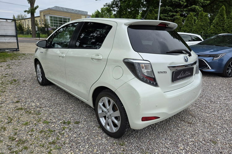 Toyota Yaris 1.5 HSD LED Alufelga Kamera Czujniki Skóra Panorama Ładny Stan zdjęcie 4