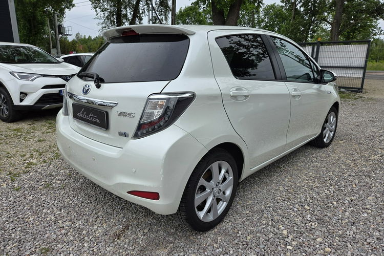 Toyota Yaris 1.5 HSD LED Alufelga Kamera Czujniki Skóra Panorama Ładny Stan zdjęcie 6