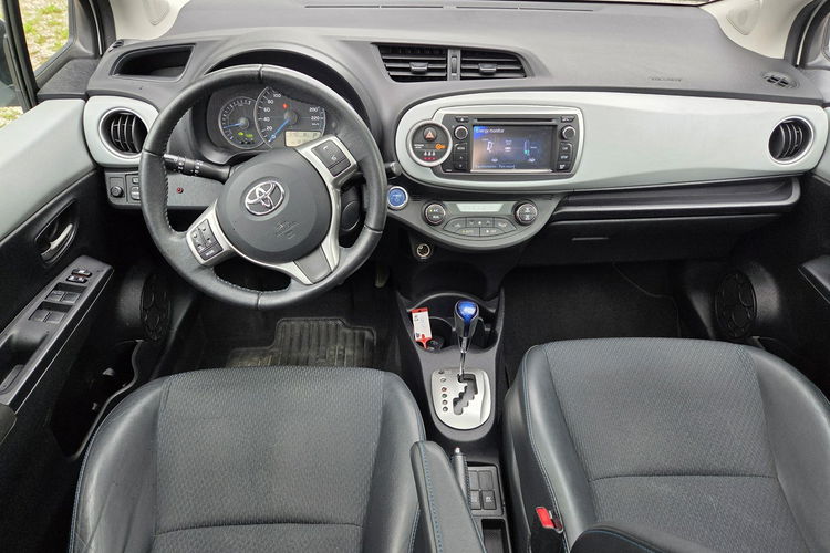 Toyota Yaris 1.5 HSD LED Alufelga Kamera Czujniki Skóra Panorama Ładny Stan zdjęcie 8