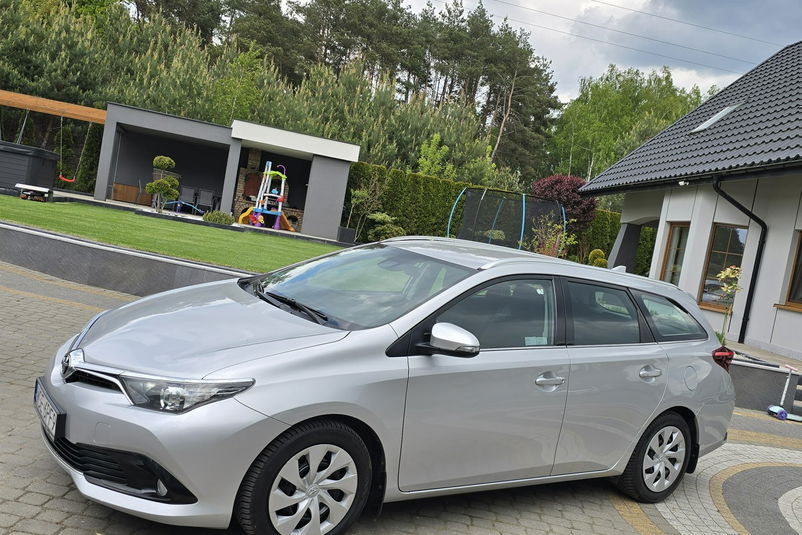samochód osobowy Toyota zdjęcie 1