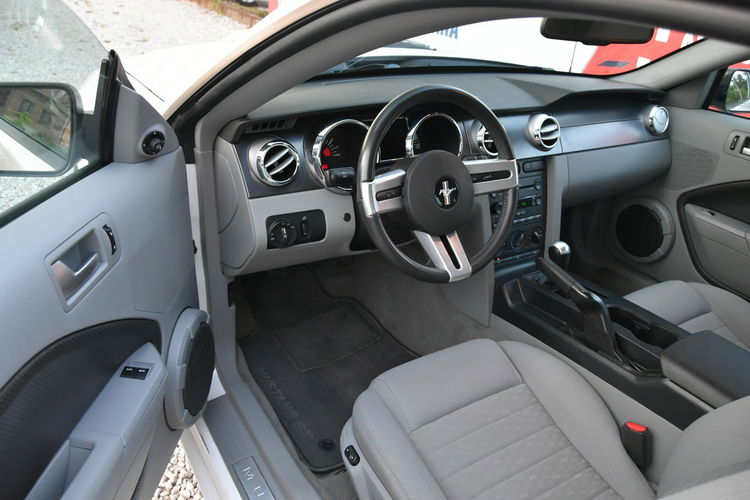 Ford Mustang GT 4.6 V8 305KM Manual 2006r. Klima TEMPOMAT 17" ZADBANY Polecam zdjęcie 14