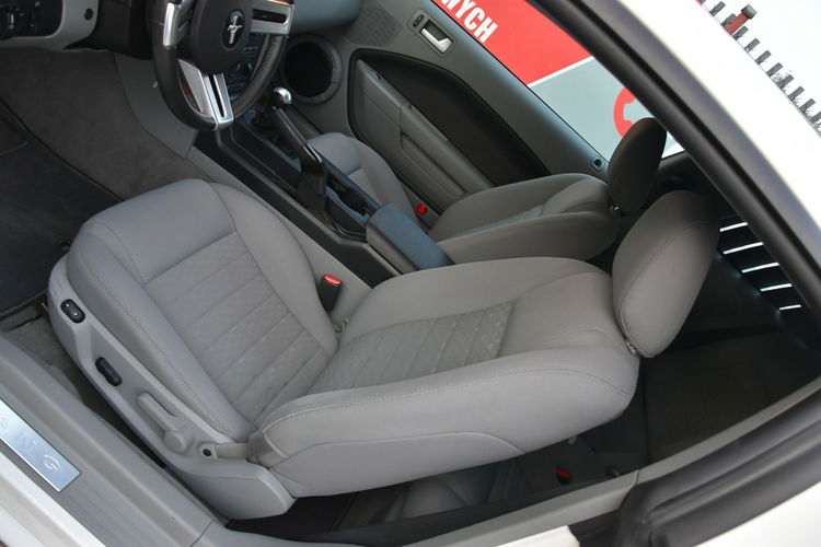 Ford Mustang GT 4.6 V8 305KM Manual 2006r. Klima TEMPOMAT 17" ZADBANY Polecam zdjęcie 16