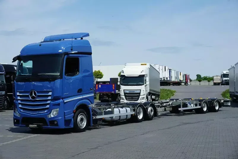 samochód ciężarowy Mercedes zdjęcie 1