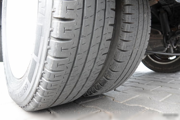 Iveco DAILY 3.0 D / KONTENER / 2021 ROK / BLIŹNIAK / WINDA 750 KG / SPROWADZONY / PO KONTRAKCIE SERWISOWYM / zdjęcie 26