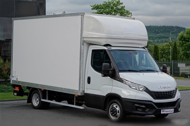 Iveco DAILY 3.0 D / KONTENER / 2021 ROK / BLIŹNIAK / WINDA 750 KG / SPROWADZONY / PO KONTRAKCIE SERWISOWYM / zdjęcie 2