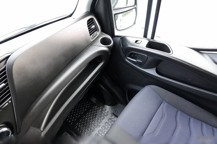 Iveco DAILY 3.0 D / KONTENER / 2021 ROK / BLIŹNIAK / WINDA 750 KG / SPROWADZONY / PO KONTRAKCIE SERWISOWYM / zdjęcie 37