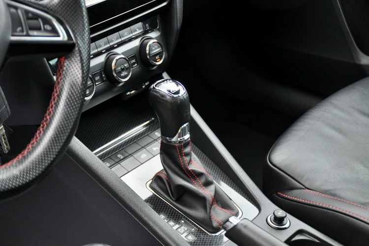 Skoda Octavia 2.0TDI(184KM) VRS Xenon Led Navi Panorama Skóry Reling F1 Alu18"ASO zdjęcie 35