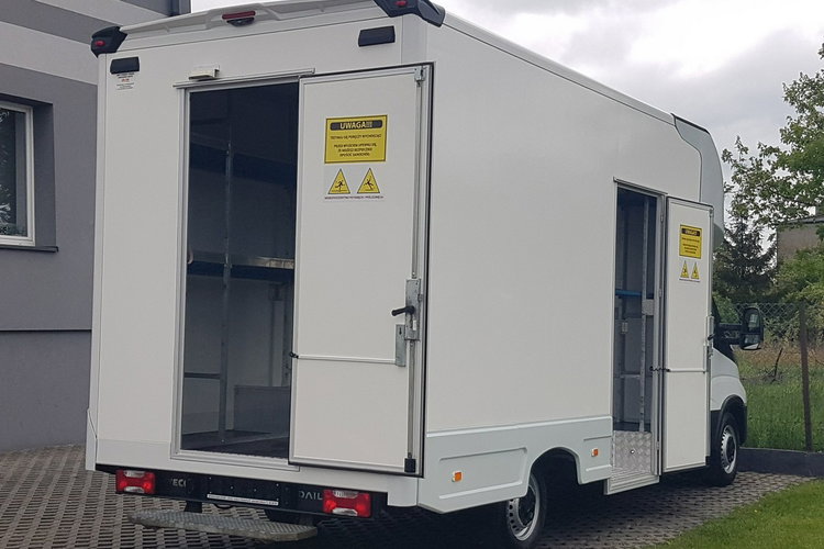 Iveco Daily KONTENER NISKOPODŁOGOWY 4.43x2.23x2.42 SKLEP BAR FOODTRUCK KAMPER AC zdjęcie 31