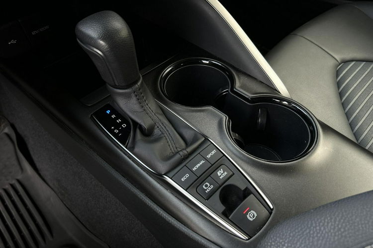 Toyota Camry 2.5 HSD 218KM COMFORT BUSINESS, salon Polska, gwarancja, FV23% zdjęcie 17