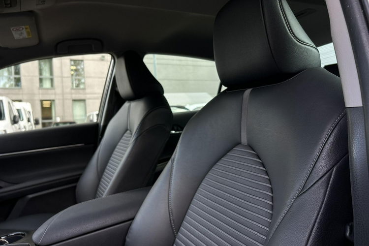 Toyota Camry 2.5 HSD 218KM COMFORT BUSINESS, salon Polska, gwarancja, FV23% zdjęcie 33