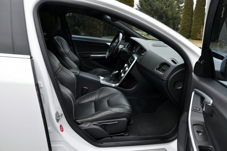 Volvo V60 2.0d(225KM) RDesign RadarACC Virtual Led Xenon Navi Kamera Skóry Alu18 zdjęcie 17