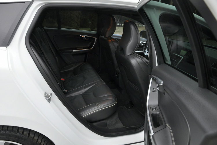 Volvo V60 2.0d(225KM) RDesign RadarACC Virtual Led Xenon Navi Kamera Skóry Alu18 zdjęcie 20