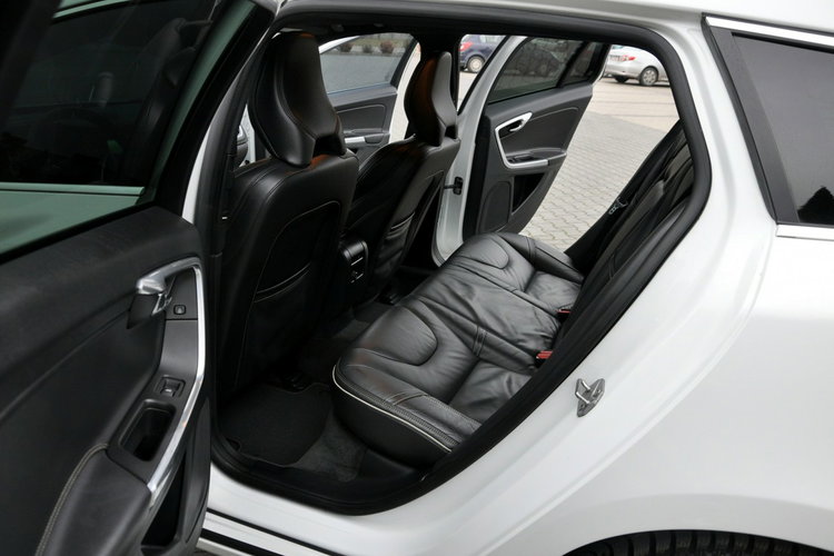 Volvo V60 2.0d(225KM) RDesign RadarACC Virtual Led Xenon Navi Kamera Skóry Alu18 zdjęcie 21