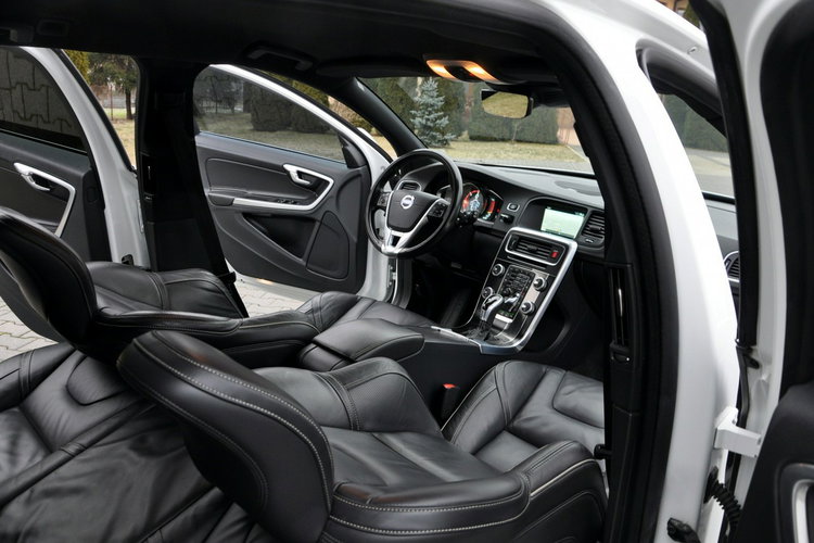Volvo V60 2.0d(225KM) RDesign RadarACC Virtual Led Xenon Navi Kamera Skóry Alu18 zdjęcie 24