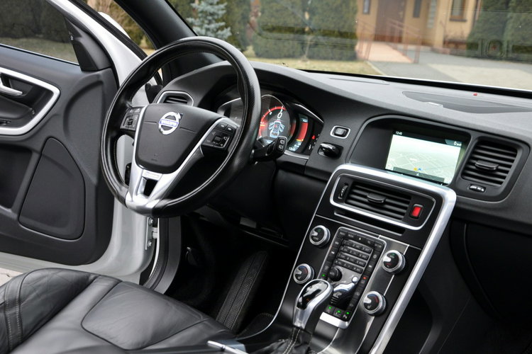 Volvo V60 2.0d(225KM) RDesign RadarACC Virtual Led Xenon Navi Kamera Skóry Alu18 zdjęcie 26