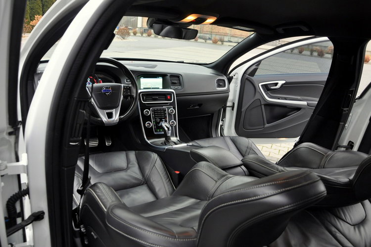 Volvo V60 2.0d(225KM) RDesign RadarACC Virtual Led Xenon Navi Kamera Skóry Alu18 zdjęcie 28