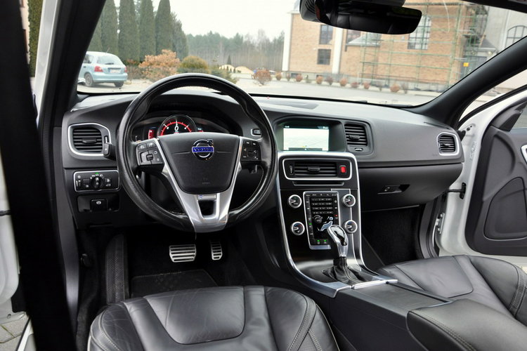 Volvo V60 2.0d(225KM) RDesign RadarACC Virtual Led Xenon Navi Kamera Skóry Alu18 zdjęcie 29