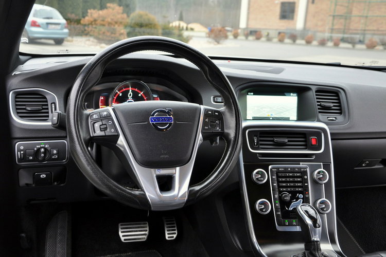 Volvo V60 2.0d(225KM) RDesign RadarACC Virtual Led Xenon Navi Kamera Skóry Alu18 zdjęcie 30