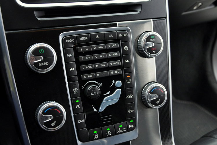 Volvo V60 2.0d(225KM) RDesign RadarACC Virtual Led Xenon Navi Kamera Skóry Alu18 zdjęcie 34