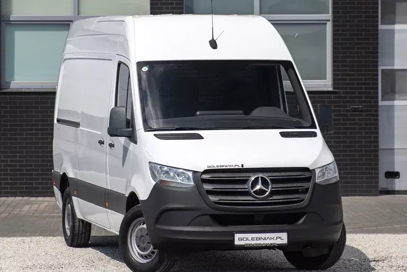 samochód dostawczy Mercedes zdjęcie 1