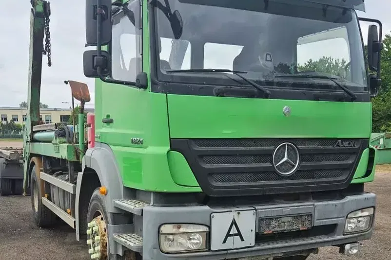 samochód ciężarowy Mercedes zdjęcie 1