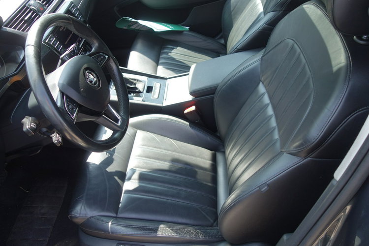 Superb Skoda Superb 2016 2.0 TDI 190km automat dobrze wyposażona zdjęcie 18