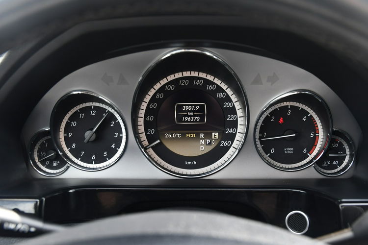 Mercedes E 200 2.2cdi Serwis.Klimatr 2 str.DVD.Skóry.Kam.Cof.Asystent Parkowania.Ledy zdjęcie 39