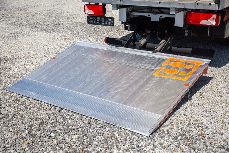 Mercedes Sprinter 515 KONTENER + WINDA koła bliźniaki zdjęcie 19