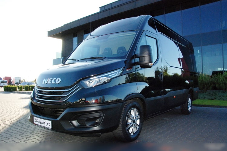 Iveco DAILY 35-180 /  BLASZAK / 2022 ROK /  HI-MATIC / Full opcja / CZARNY METALIK /  SPROWADZONY / PO KONTRAKCIE SERWISOWYM zdjęcie 13