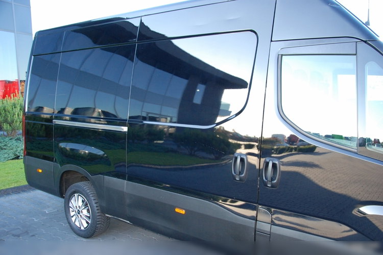 Iveco DAILY 35-180 /  BLASZAK / 2022 ROK /  HI-MATIC / Full opcja / CZARNY METALIK /  SPROWADZONY / PO KONTRAKCIE SERWISOWYM zdjęcie 18